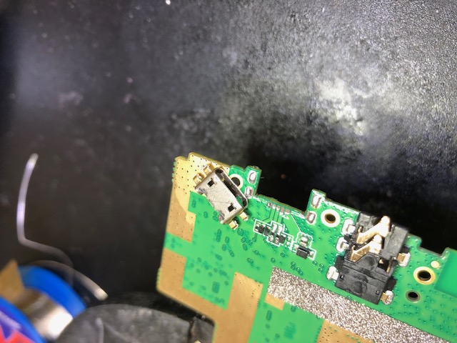 Travail de microsoudure sur carte électronique