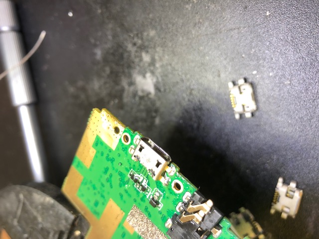 Réparation de composants électroniques par microsoudure